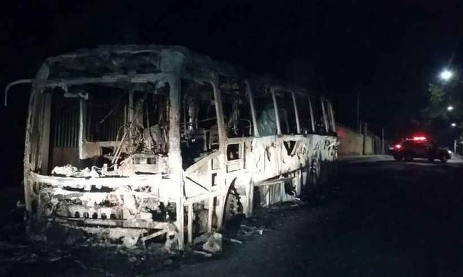 Ônibus da linha 635 ficou completamente destruído pelas chamas em incêndio criminoso(foto: Túlio Santos/EM/D.A.Press) Ônibus da linha 635 ficou completamente destruído pelas chamas em incêndio criminoso(foto: Túlio Santos/EM/D.A.Press)