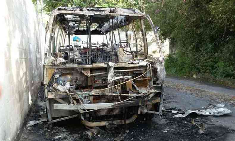 Micro-nibus que transportava moradores de Turmalina foi queimado em frente a imvel da Fetaemg(foto: Jair Amaral/EM/DA Press)
