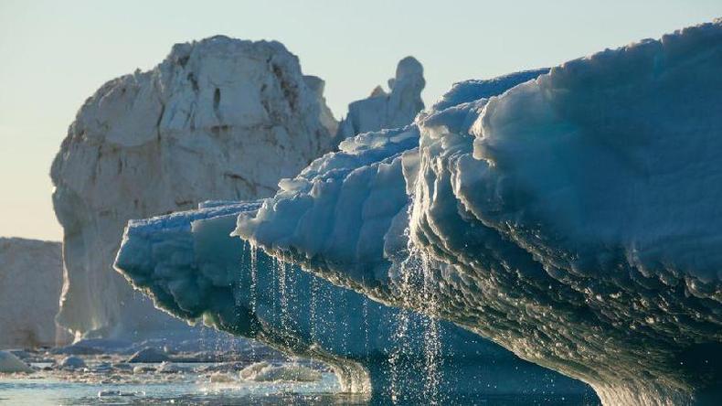 Outro estudo de 2021 concentrou-se no impacto no eixo de inclinação da Terra do derretimento do gelo nas regiões polares(foto: Getty Images) Bloco de gelo derretendo