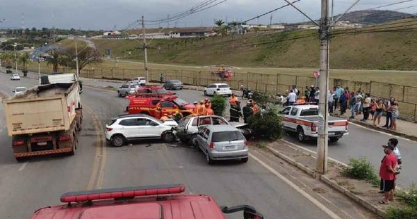Três carros se chocam e duas pessoas ficam feridas em Santa Luzia