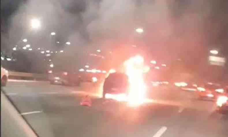 Carro pega fogo na Avenida Cristiano Machado
