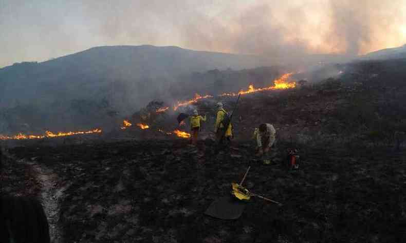 Incndio de grandes propores atinge o Parque Nacional da Serra do Cip e imediaes desde o dia 27(foto: Guilherme Duarte/Divulgao)
