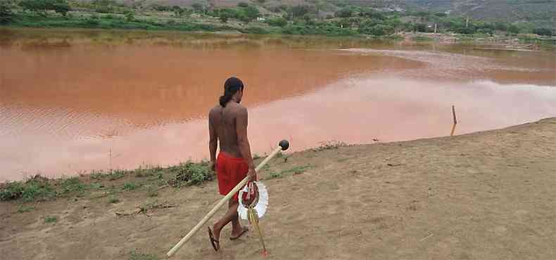 Importante desde a produção de instrumentos de caça até rituais, o Uatu Nek, como os krenak o chamam, está envenenado. Índios temem comer animais que beberam da água(foto: Alexandre Guzanshe/EM/D.A Press)