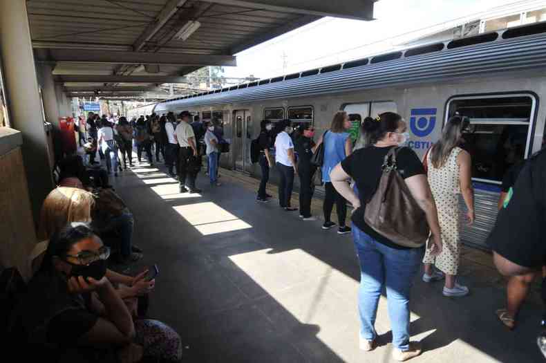 Passageiros embarcam no metr de Belo Horizonte