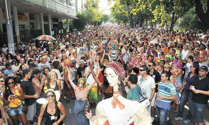 Desfile pelas ruas do bairro em 2014 foi foi limitado at as 19h (foto: Paulo Filgueiras/EM/D.A Press 4/3/12)