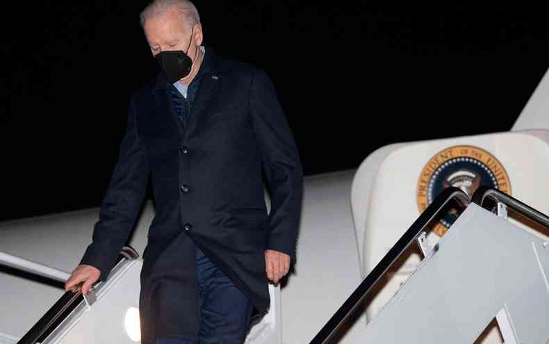 O presidente dos EUA, Joe Biden, desce de avião