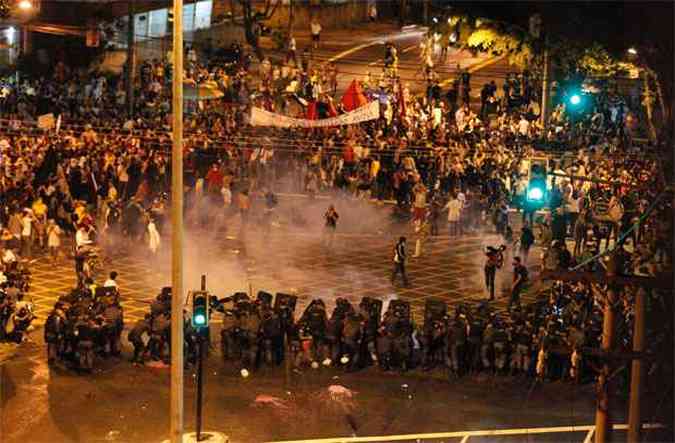 Praa de Guerra:  noite, do lado de fora do estdio, a polcia reagiu aos taques promovidos por um grupo de manifestantes(foto: Domingos Peixoto/Agncia O Globo)