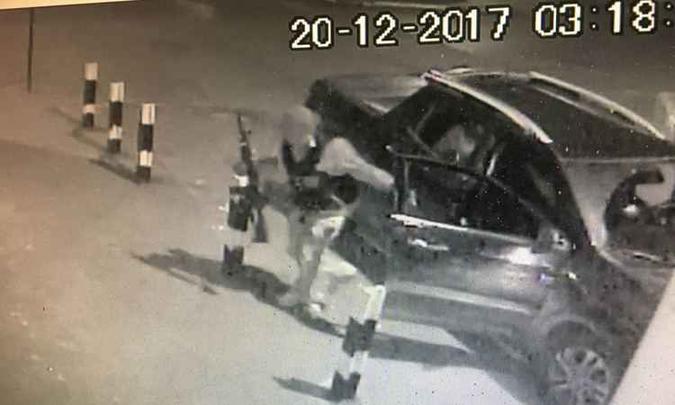 Além de atirar contra policiais, a quadrilha fez cercos em pontos estratégicos da cidade para impedir o combate dos policiais (foto: Polícia Militar/ Divulgação ) Além de atirar contra policiais, a quadrilha fez cercos em pontos estratégicos da cidade para impedir o combate dos policiais (foto: Polícia Militar/ Divulgação )