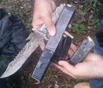 Faca e carregador de pistola encontrados sob ponte na regio(foto: Polcia Militar/Divulgao)