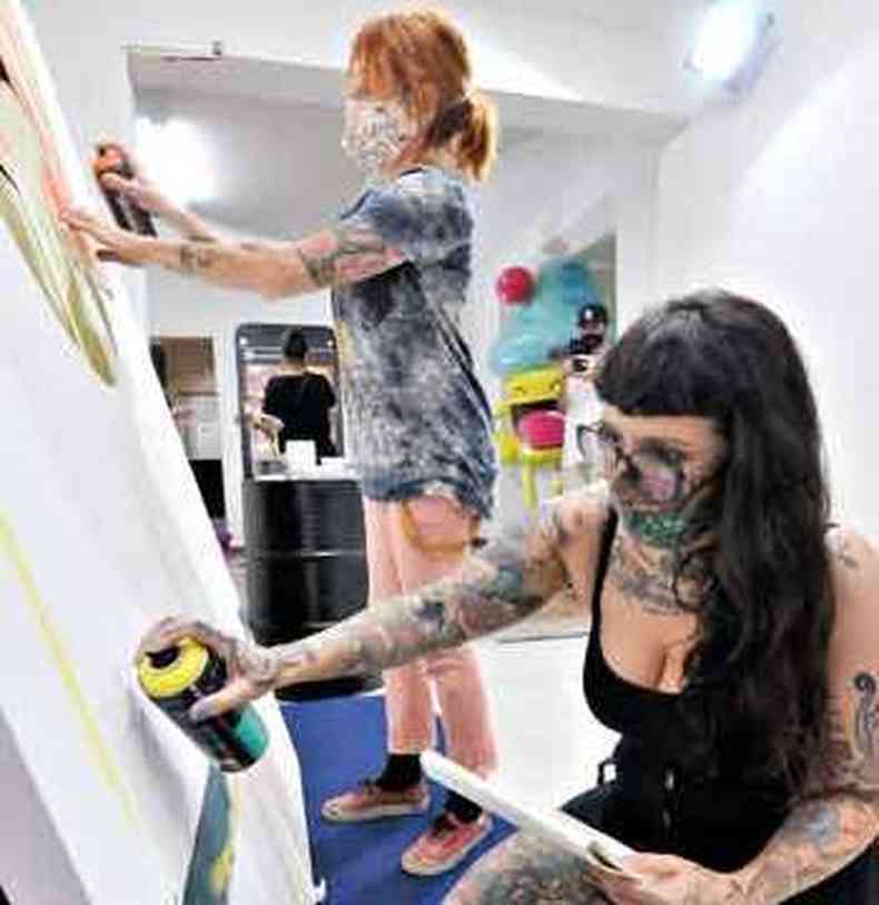 Maria Raquel Bolinho e Clara Valente produzem tela conjunta, na quinta passada, na abertura do projeto Mostra de Arte do Bolinho %u2013 BH  quem?