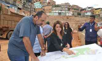 Prefeito ouviu explicaes sobre as intervenes e conferiu mapas do projeto(foto: Jair Amaral/EM/D.A PRESS)
