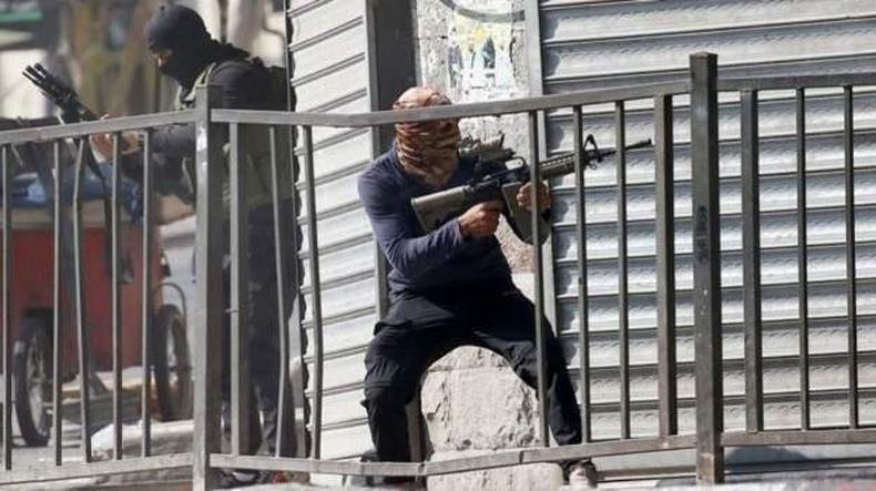 Operação levou a confronto entre palestinos e israelenses nas ruas de Jenin(foto: EPA) Militante palestino com arma em punho e rosto coberto