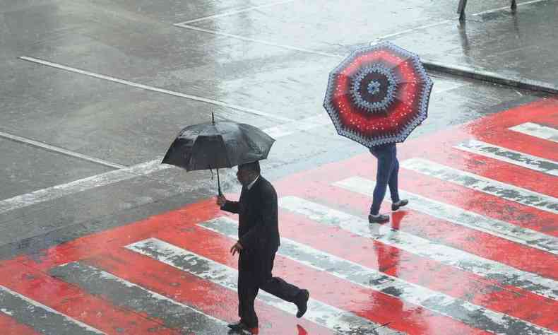 Na Praça Sete, muitas pessoas com guarda-chuva