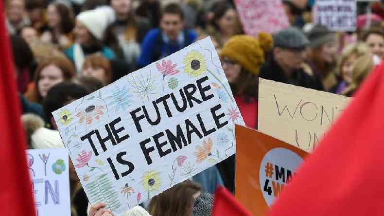 Cartaz em Londres dizendo 'O futuro  feminino': mulheres de todo o mundo fazem marchas e protestos por direitos iguais na semana do 8 de Maro