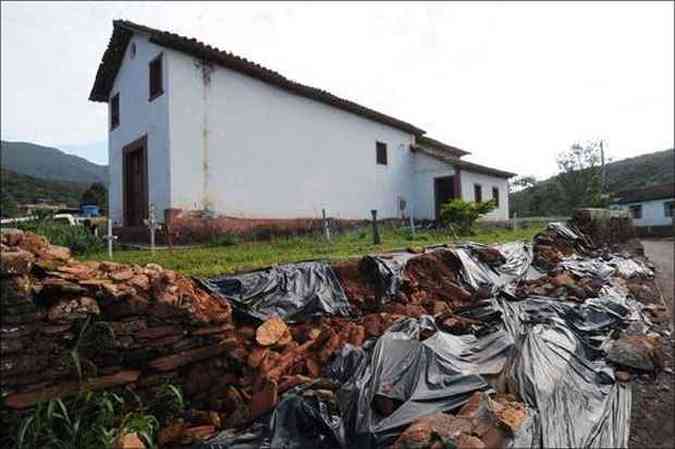 SABAR - Proteo de lonas no foi suficiente para evitar desmoronamento de muro na Capela de Santo Antnio. Verba do PAC est atrasada(foto: Paulo Filgueiras/EM/DA Press)
