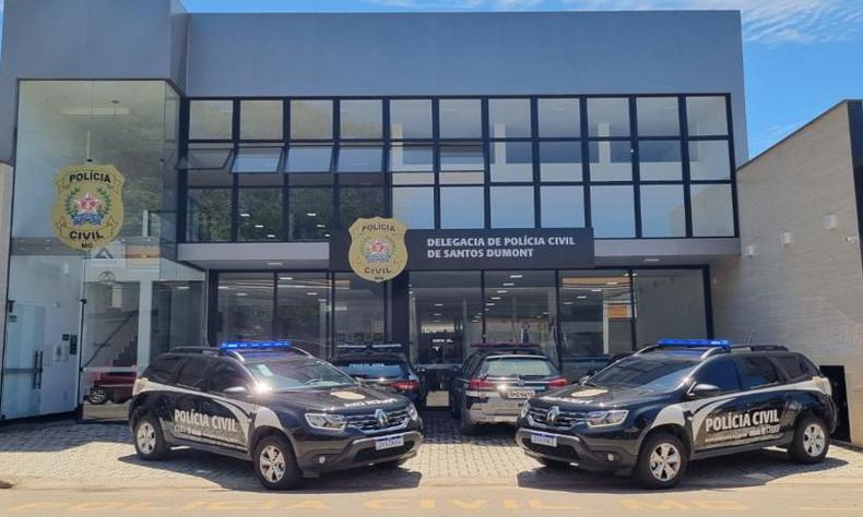 Porta da delegacia com viaturas paradas