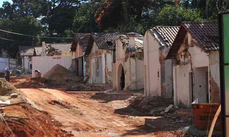 Canteiro de obras já está montado na área onde estão as casas, no Bairro Santo Antônio(foto: Juarez Rodrigues/EM/DA Press)
