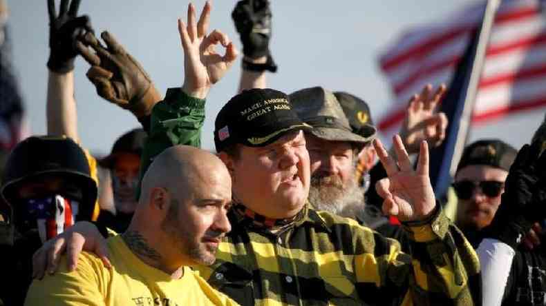 Grupo de extrema direita Proud Boys Garotos fizeram gestos simbolizando a supremacia branca enquanto se reuniam perto do Monumento a Washington