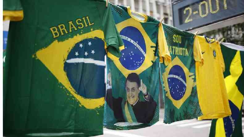 Bandeiras e camisas do presidente Jair Bolsonaro so vistas no bairro de Copacabana durante o dia da eleio presidencial em 2 de outubro de 2022 no Rio de Janeiro, Brasil.