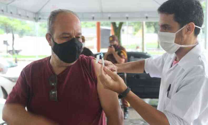 Enfermeiro aplicando vacina contra a COVID-19 em Hely