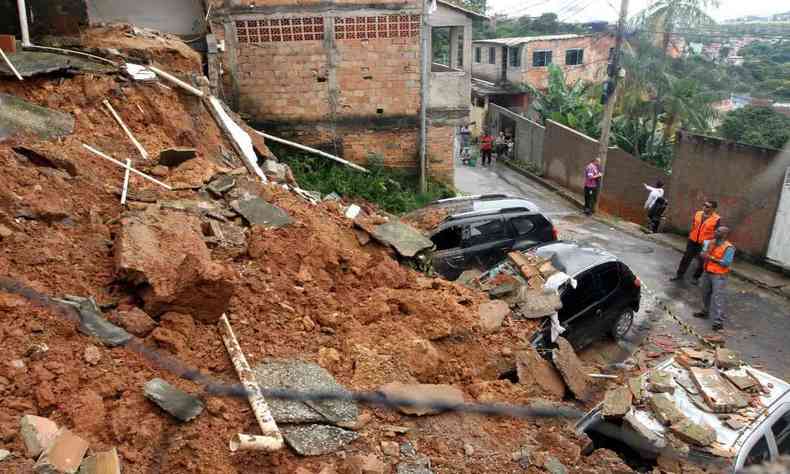 Deslizamento de terra atingiu uma casa e carros no Barreiro na tera-feira (10/1)