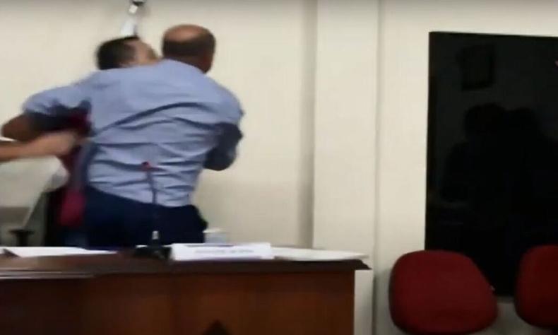 Vereador Jlio Dedo  contido por colega em briga durante sesso parlamentar em Jacutinga