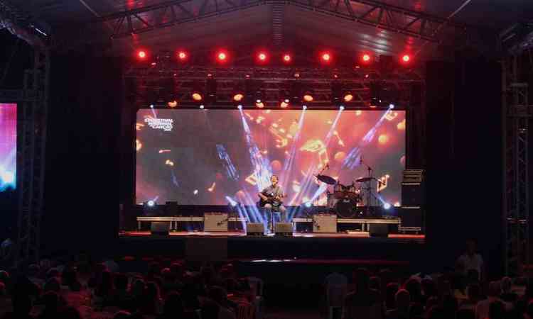 Show do Fenac foi realizado na Praa Cnego Victor, em Trs Pontas