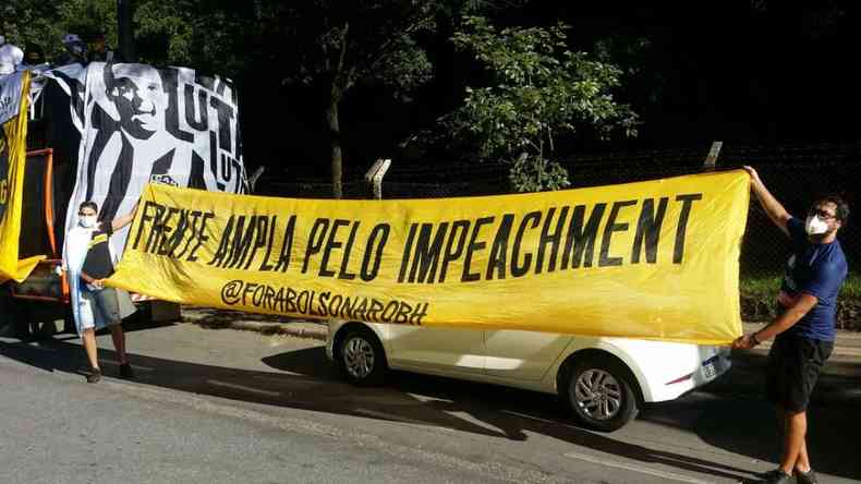 Manifestantes contra Bolsonaro levaram faixas pedindo a sada do presidente