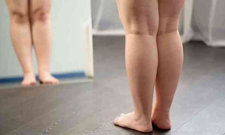 pernas femininas em frente ao espelho