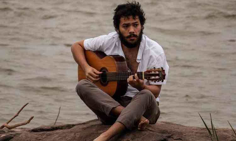 Pedro Surubim canta e toca violo na beira do rio