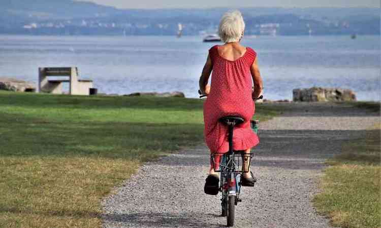 idosa andando de bicicleta