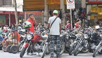 Na Rua Tamoios com Avenida Amazonas, Centro da capital, um ilegal aborda um motociclista. Ele admitiu que s� aceita gorjeta acima de R$ 0,50, embora alegue que n�o cobra nem estipula pre�o do servi�o(foto: Marcos Michelin/EM/D.A Press )