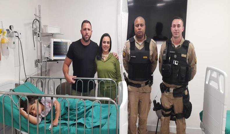 PM salvou criança engasgada em Juiz de Fora(foto: PMMG) PM salvou criança engasgada em Juiz de Fora