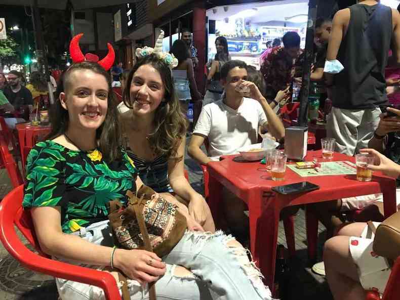 Jlia Amorim e Karina Franco escolheram um bar na Savassi para evitar aglomerao nas festas privadas