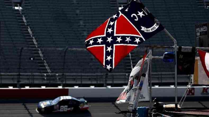 A bandeira  associada, por muitos, ao racismo e  escravido nos Estados Unidos (foto: Jonathan Moore/Getty Images)
