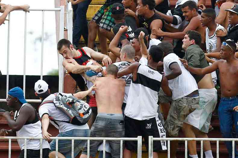 Briga entre torcedores do Vasco