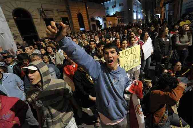 Paraguaios que apoiam o ex-presidente Lugo fizeram nova manifestao em frente ao canal de TV estatal, em Assuno(foto: AFP PHOTO/Norberto DUARTE )