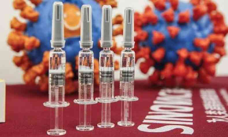 A deciso de suspenso dos testes da vacina chinesa foi tomada aps a agncia identificar um 'evento adverso grave' com um dos voluntrios(foto: SinoVac/Reproduo)