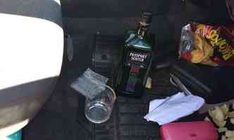 Garrafa de whisky foi encontrada dentro do carro(foto: PRF/Divulgao)