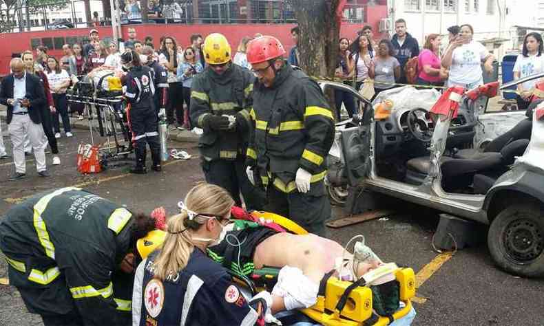 Alm dos estudantes, equipes do Corpo de Bombeiros e do Samu da capital participam do treinamento(foto: Paulo Filgueiras/EM/DA Press)