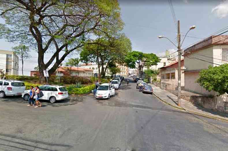 Cinco carros e seis motos foram incendiados no Bairro Colgio Batista, em Belo Horizonte. Parte dos automveis estava na garagem de um casal de idosos.(foto: CMBH/Divulgao)