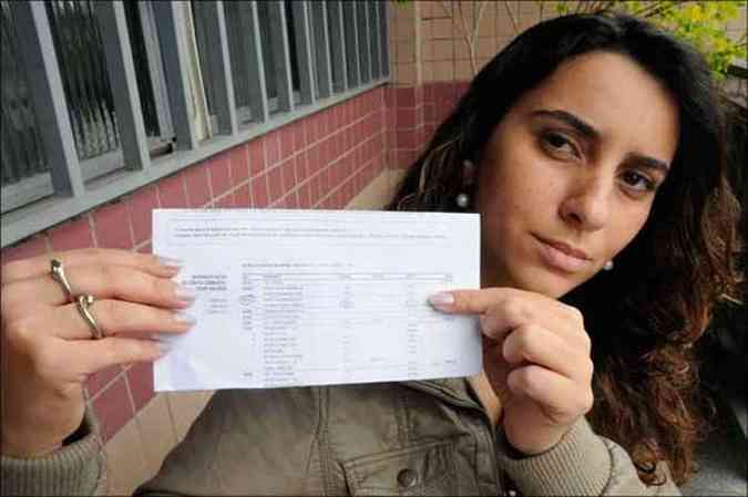 Justificativas para cobrana de encargos no especificados levaram Aline Calixto ao Procon e, depois de outra contenda,  Justia(foto: FOTOS CRISTINA HORTA/EM/D.A PRESS)