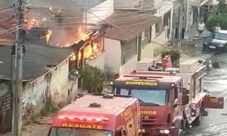 Corpo de Bomebeiros na residncia, onde o incndio foi causado