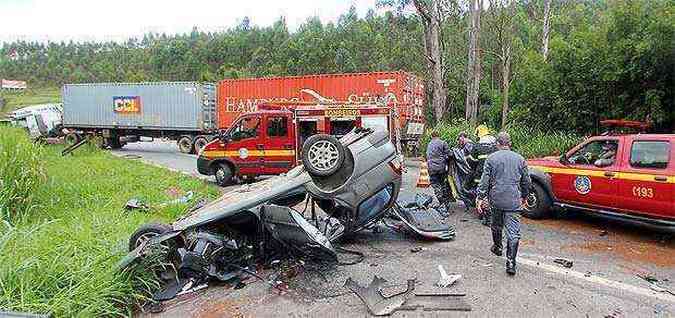 Na BR-040, em Juiz de Fora, trs pessoas morreram em um acidente com carreta bi-trem(foto: LEONARDO COSTA/TRIBUNA DE MINAS)