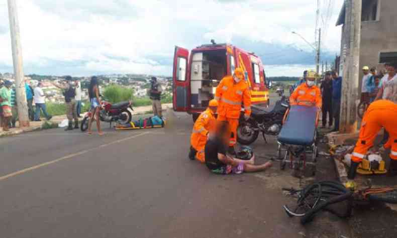 Homem que estava na garupa da motocicleta Titan teve uma leso na perna e uma no brao esquerdo (foto: Corpo de Bombeiros/Divulgao)