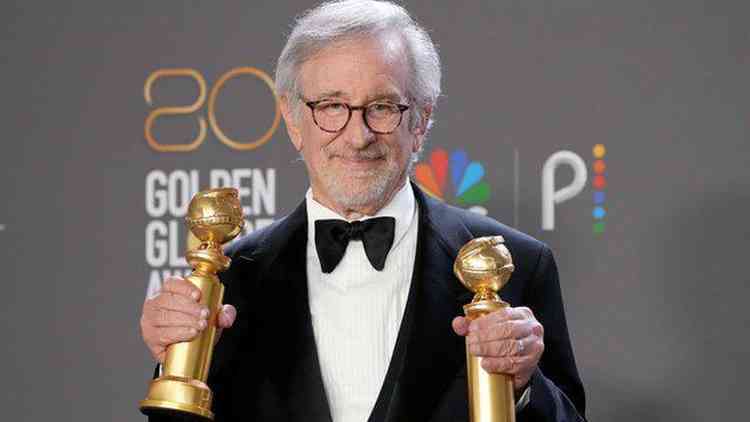 Steven Spielberg segurando os dois prmios