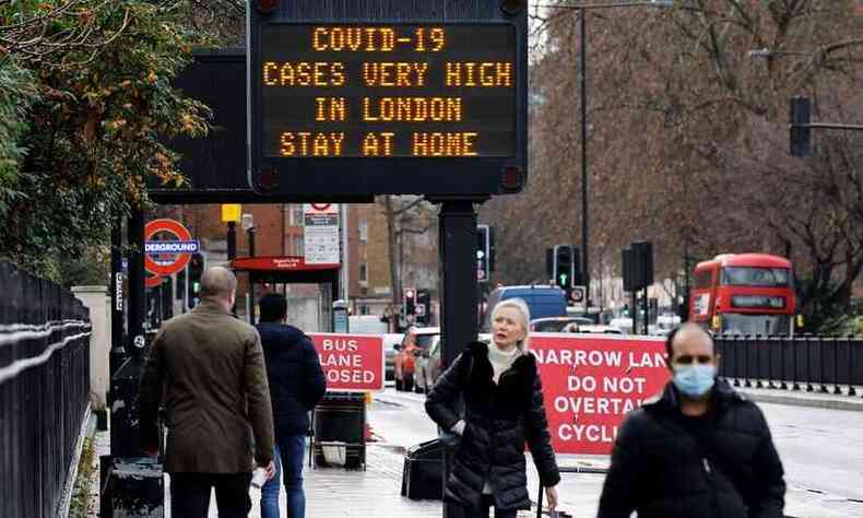 Sinais de alerta para a COVID-19 nas ruas de Londres(foto: TOLGA AKMEN / AFP)
