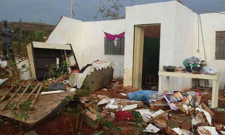 Casa desabou em Congonhas. Mulher e criana ficaram feridos(foto: Corpo de Bombeiros/Divulgao)