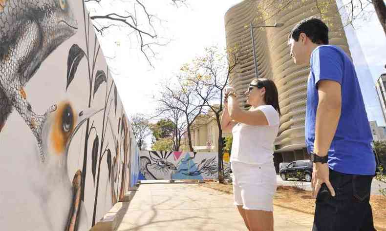 Na Praa da Liberdade, arte urbana agora concentra a ateno de visitantes(foto: Juarez Rodrigues/EM/DA Press)