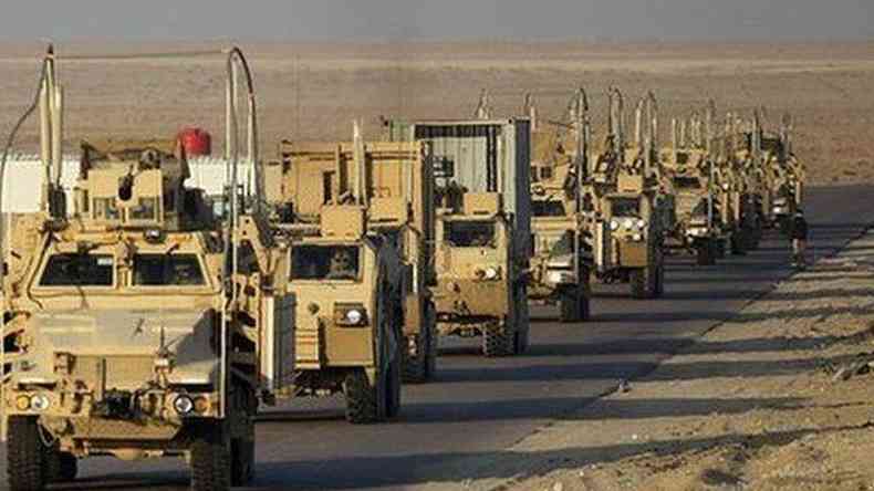 Veculos militares americanos deixando o Iraque